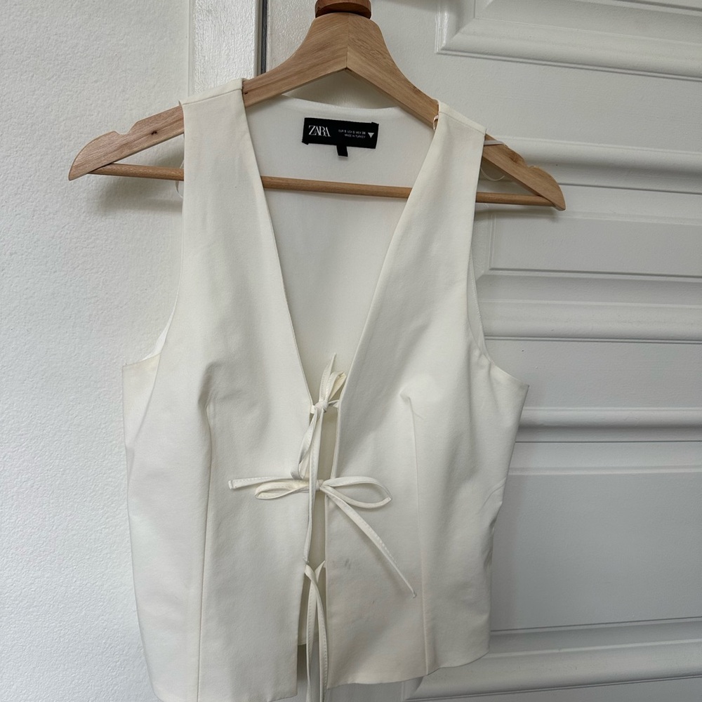 Zara Women's Ivory Sleeveless Blouse